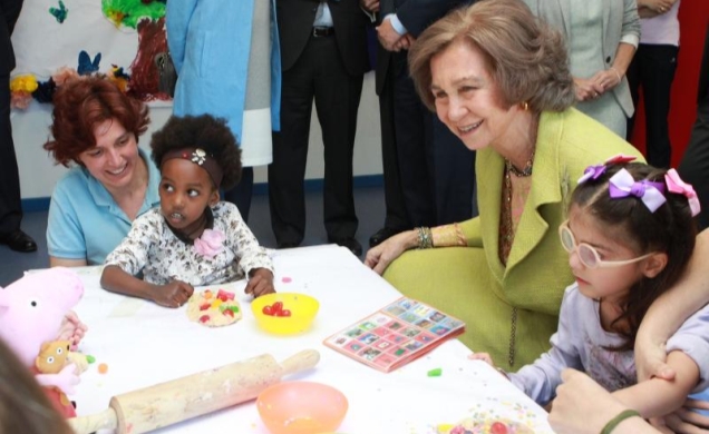 La Reina durante su visita al aula de Infantil de la Fundación Bobath 